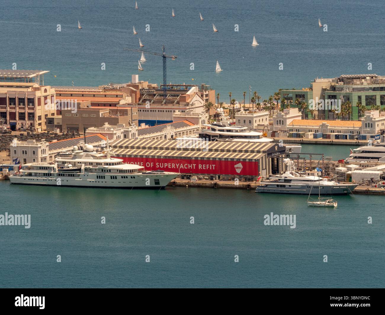 I superyacht attraccati per il servizio presso il cantiere navale Marina Barcelona 92 (MB92), uno stabilimento di rimessa a nuovo dei superyacht leader a Barcellona, Spagna. Foto Stock