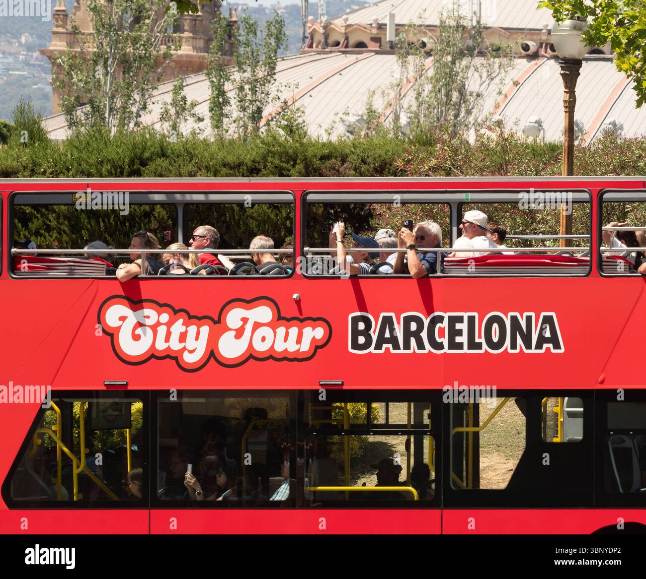 Turisti sul ponte superiore scoperto di un autobus turistico rosso "City Tour Barcelona". Barcellona, Spagna. Foto Stock