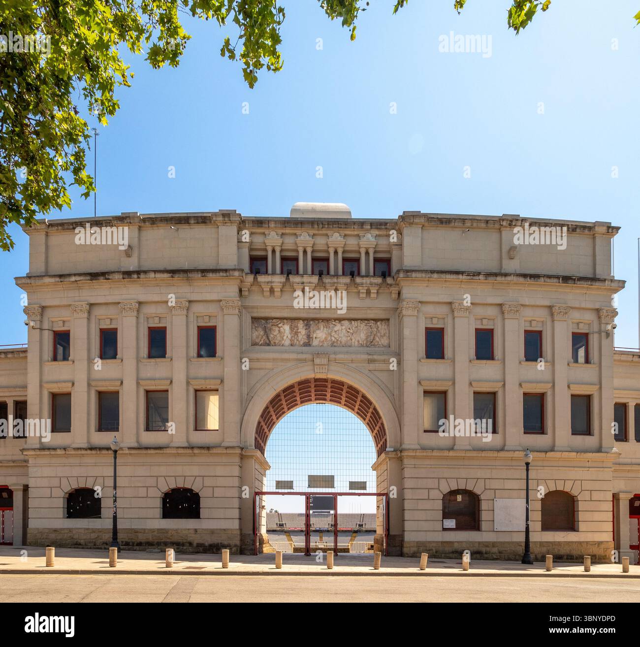 Il monumentale arco d'ingresso sulla facciata dell'Estadi Olímpic Lluís Companys, lo Stadio Olimpico 1992 di Barcellona, Spagna. Foto Stock