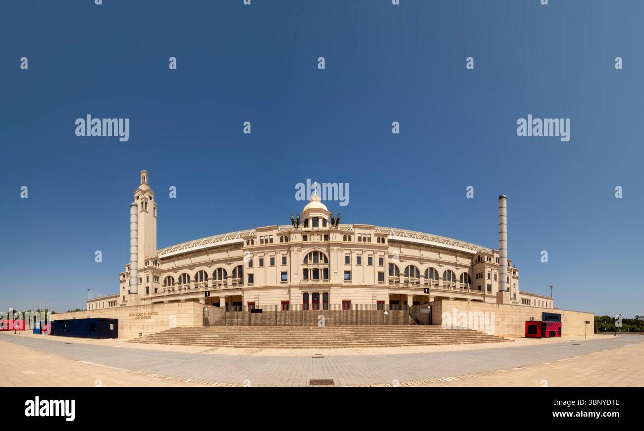 Vista panoramica della grande facciata dell'Estadi Olímpic Lluís Companys, lo storico Stadio Olimpico 1992 a Barcellona, Spagna. Foto Stock