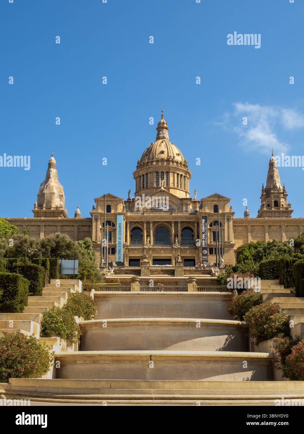 Il Palau Nacional di Barcellona, con la grande scalinata e le fontane normalmente a cascata, sono attualmente asciutte a causa delle continue restrizioni idriche legate alla siccità Foto Stock