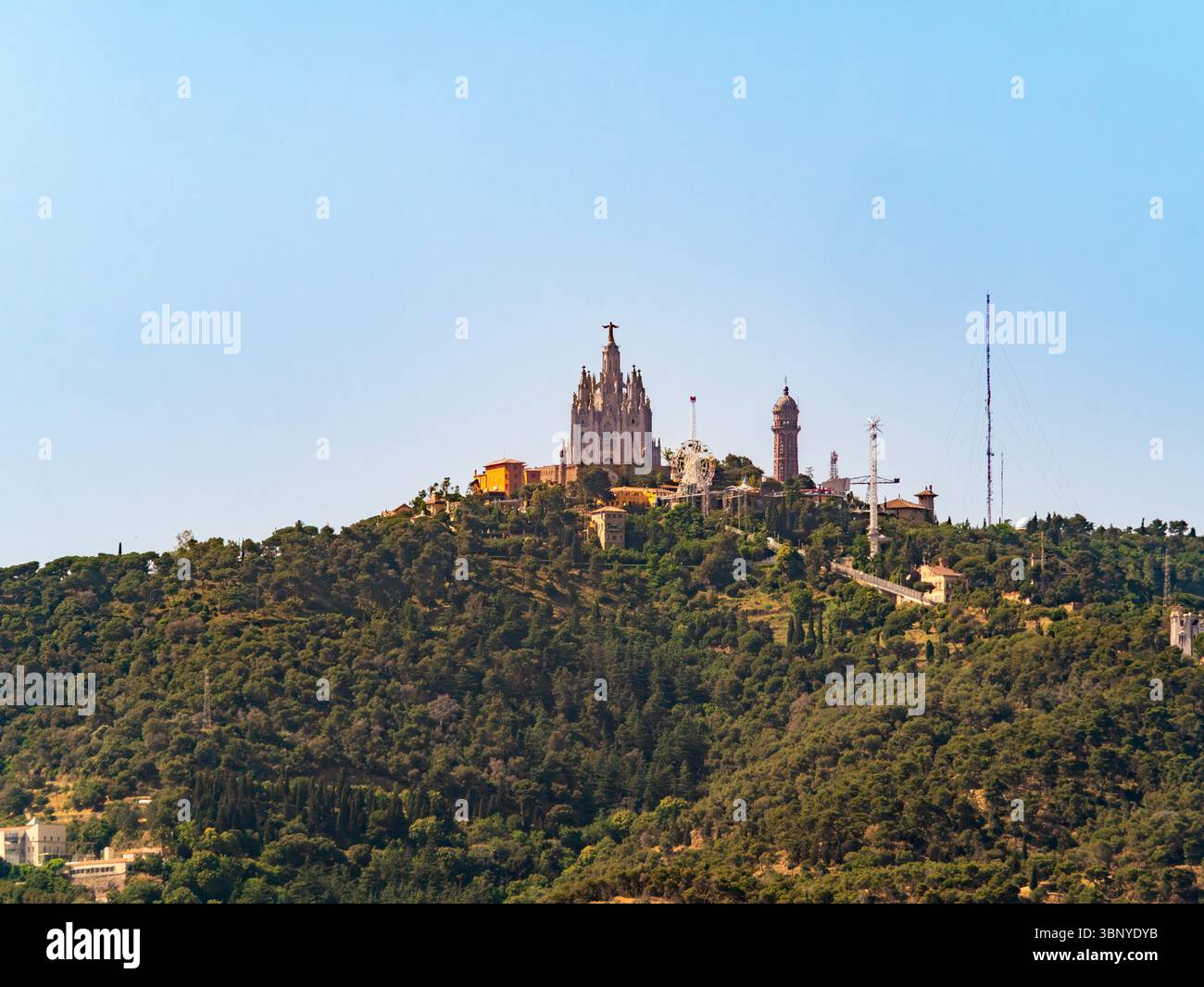 Vista del monte Tibidabo, con il Tempio Expiatori del Sagrat Cor e lo storico parco divertimenti, affacciato su Barcellona, Spagna. Foto Stock