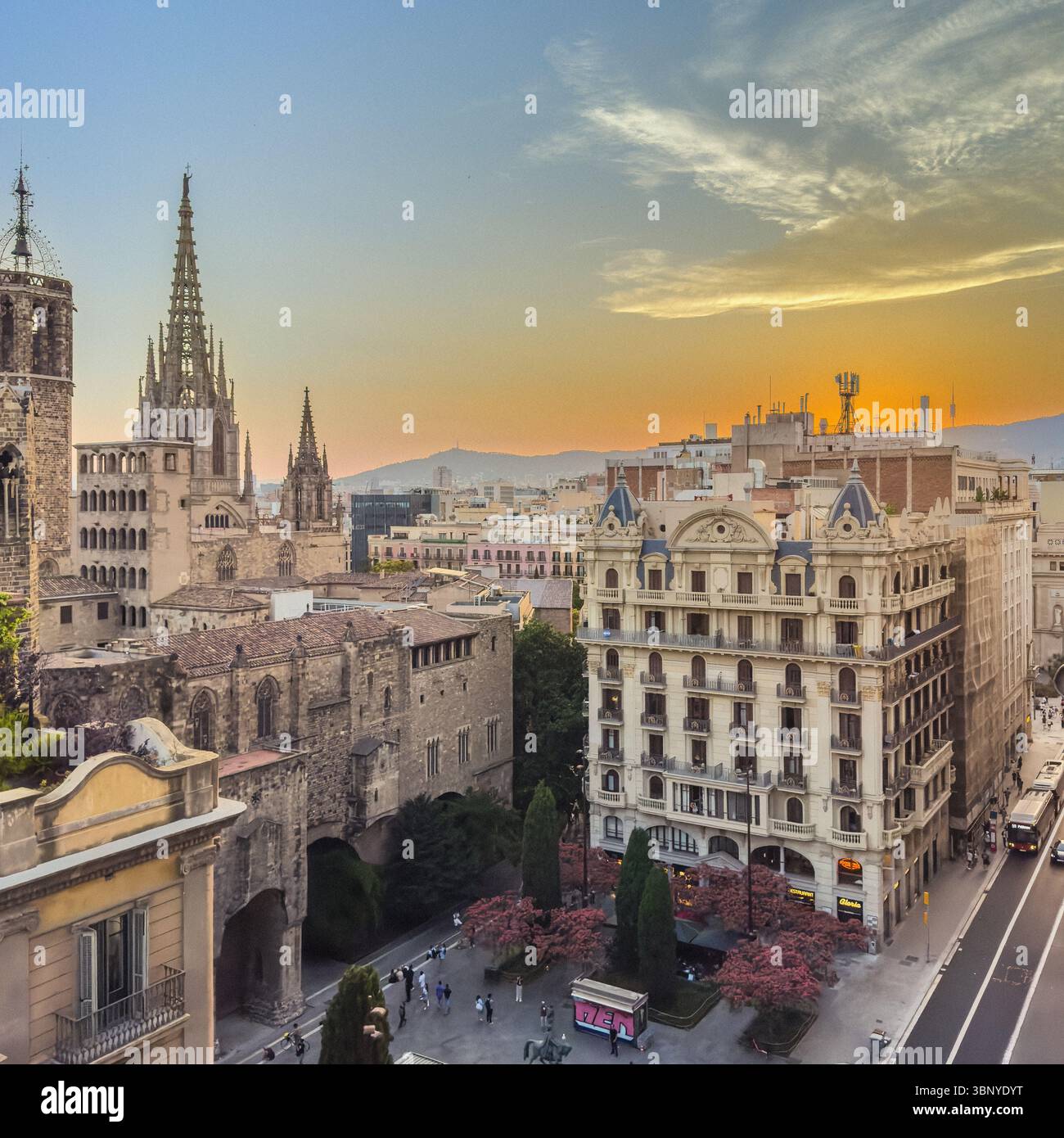 Le guglie gotiche della cattedrale di Barcellona illuminate al tramonto, viste sui tetti storici del quartiere Gotico, Barcellona, Spagna. Foto Stock Le guglie gotiche della cattedrale di Barcellona illuminate al tramonto, viste sui tetti storici del quartiere Gotico, Barcellona, Spagna. Foto Stock