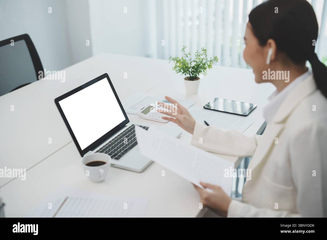 Avviare una giovane donna d'affari asiatica sicura di sé che lavora nella tecnologia di videoconferenza di gruppo webcam Foto Stock