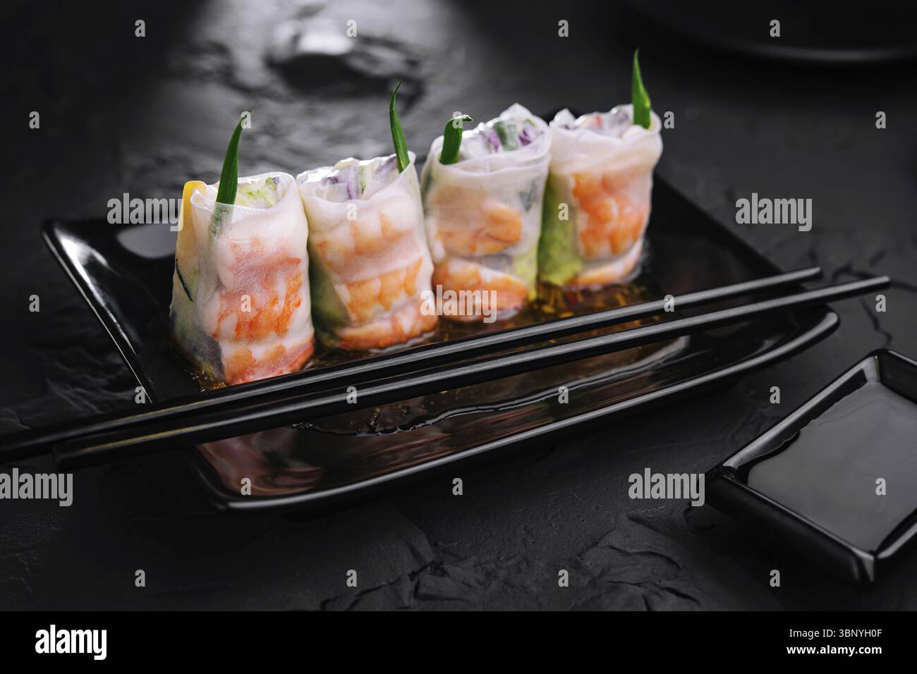 Cibo natura morta, freschi involtini primaverili vietnamiti con gamberetti Foto Stock