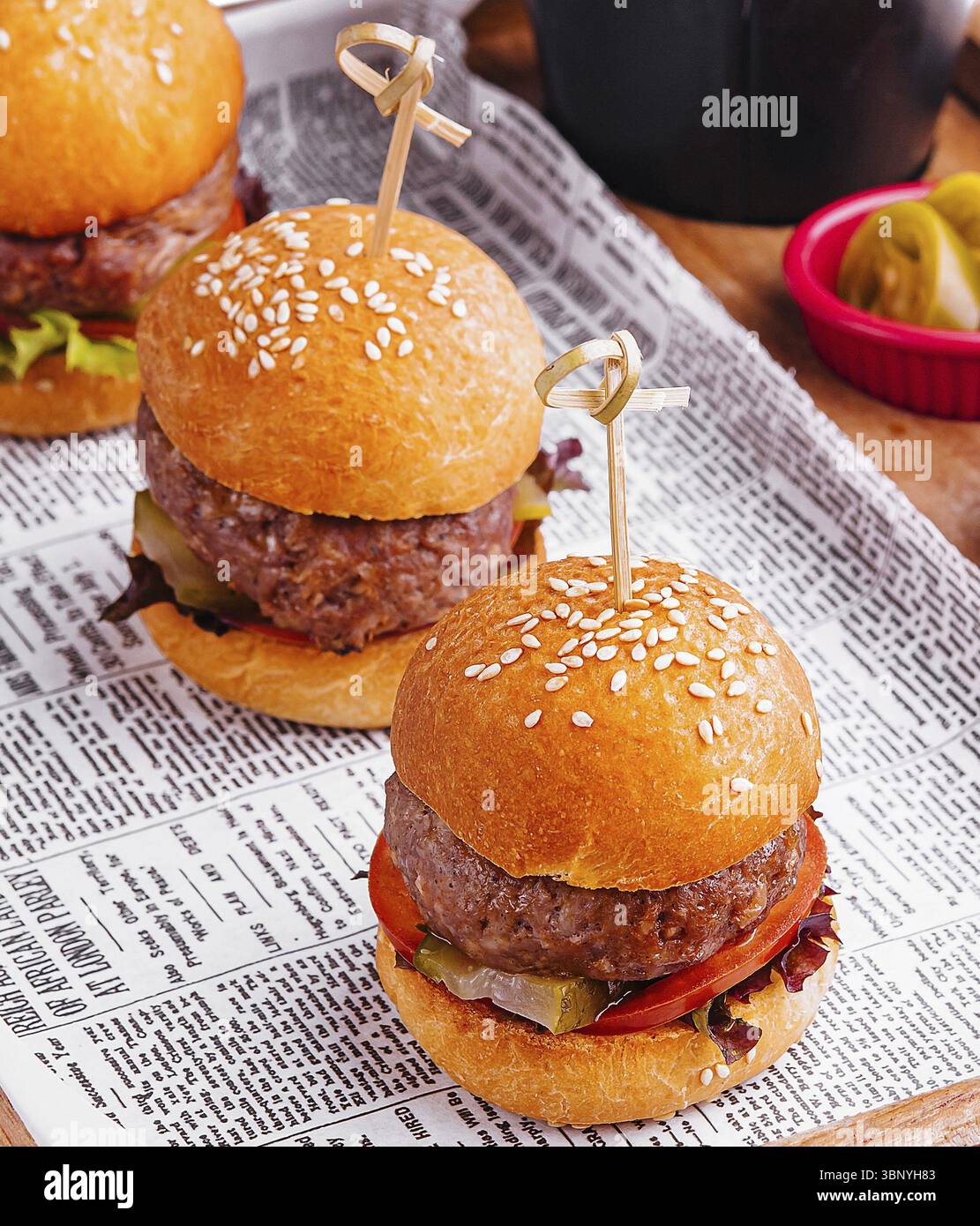 Mini hamburger con patatine fritte su vassoio di legno Foto Stock