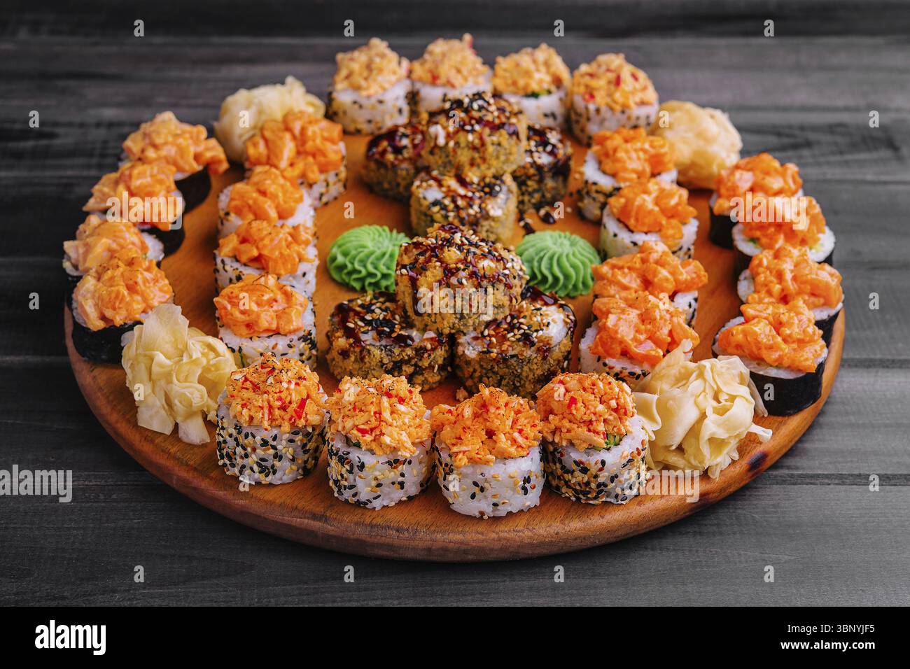 Cibo natura morta, gustosi e appetitosi sushi involtini preparati su una tavola di legno Foto Stock