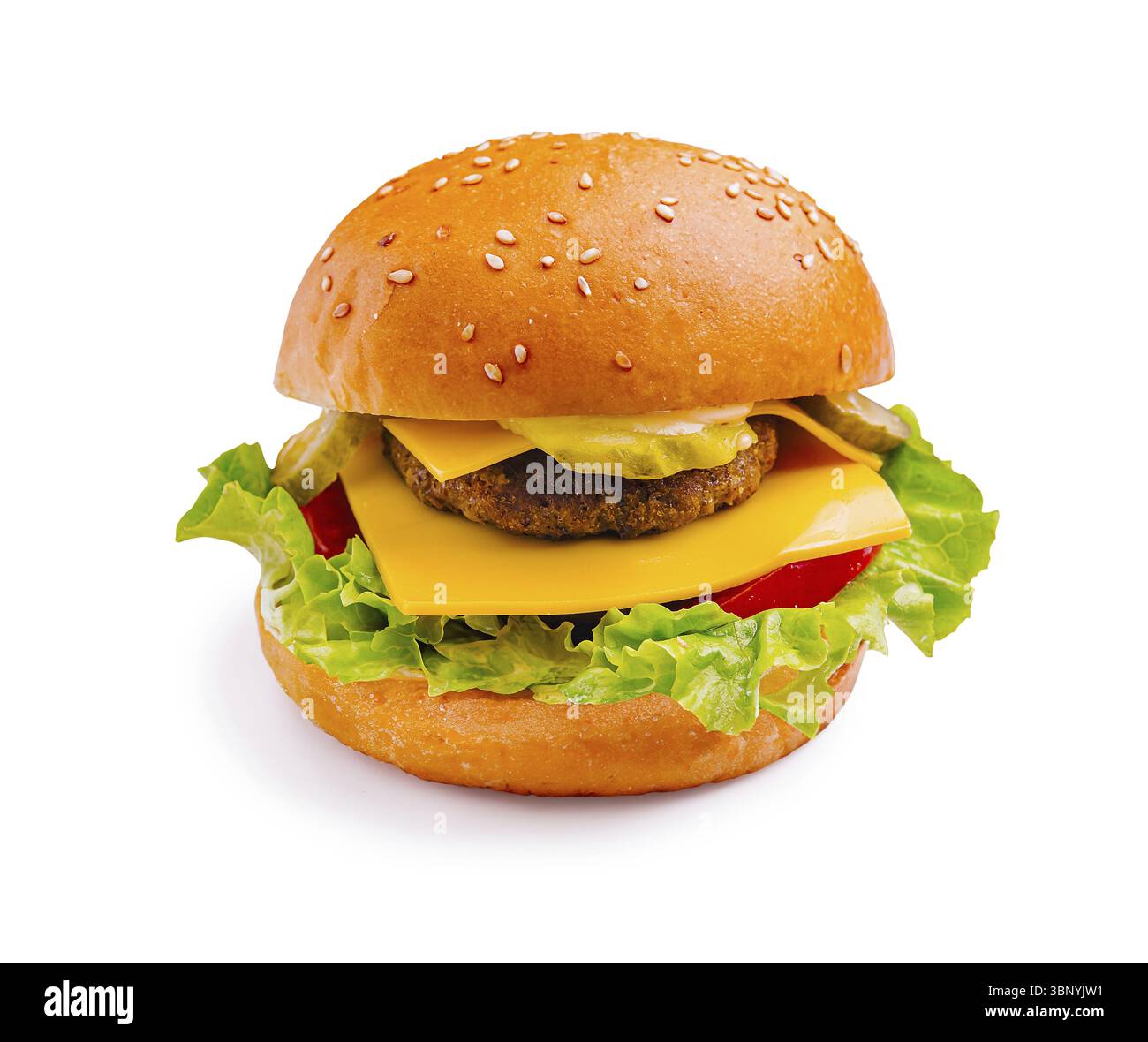 Food STILL-Life, Un appetitoso cheeseburger presenta una succosa polpa di manzo a strati di formaggio fuso, lattuga fresca, pomodori a fette e sottaceti il tutto Foto Stock