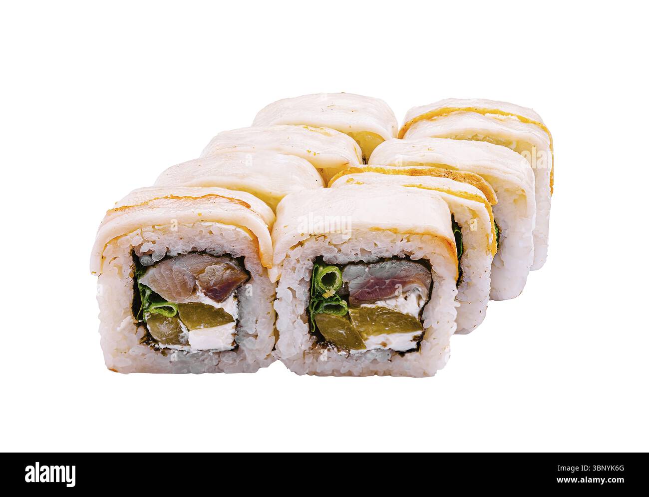 Natura morta del cibo, colorati sushi roll, con pesce fresco e verdure, sono disposti ad arte su uno sfondo bianco. La varietà di texture aggiunge Foto Stock