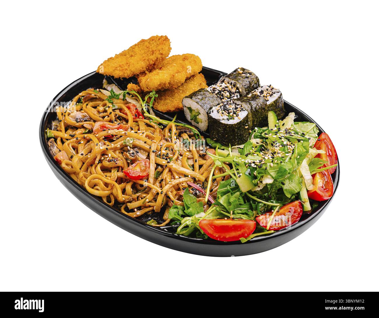 Food STILL-LIFE, Un piatto vibrante presenta una varietà di cucina asiatica con spaghetti saltati in padella, sushi roll, croccanti pezzi di pollo e un'insalata Foto Stock