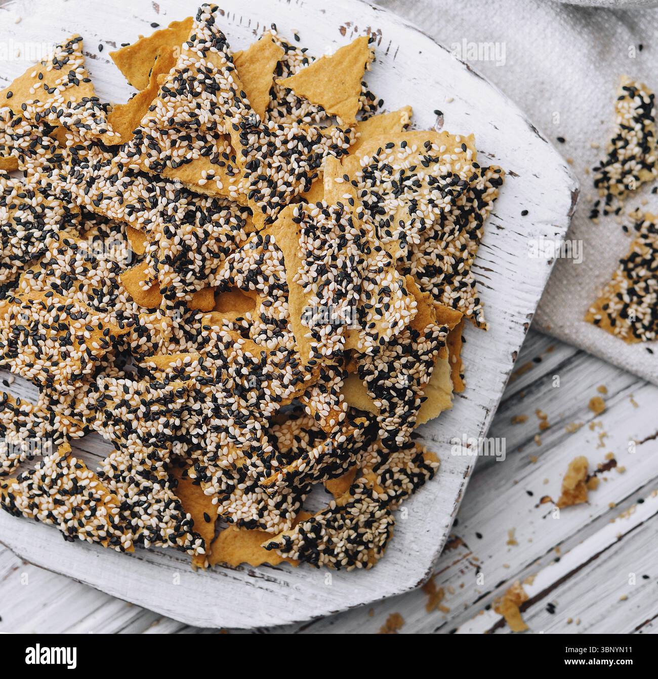 Cibo natura morta, triangolo di tortilla salata con semi di chia sulla vista dall'alto Foto Stock
