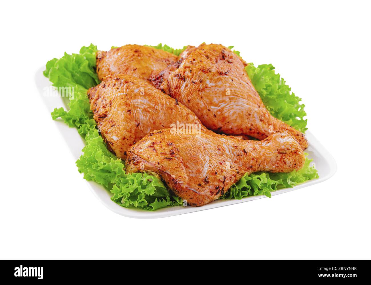 Alimento natura morta, cosce di pollo marinate crude sul piatto Foto Stock