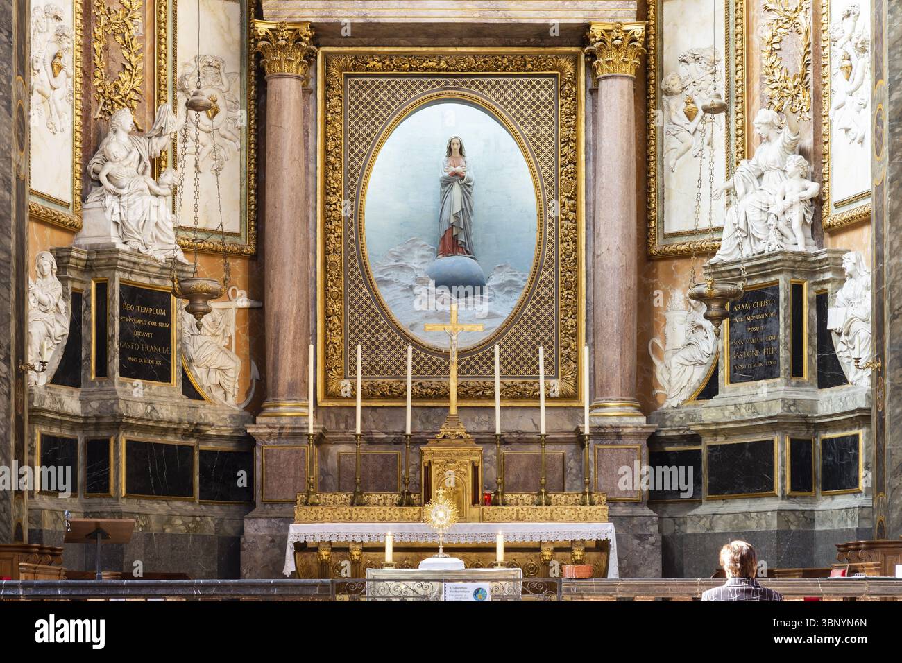 Bellissima statua della Vergine Maria a Eglise Saint Vincent de Paul, nell'antico centro di Blois in Francia, Blois, Frankrijk Foto Stock