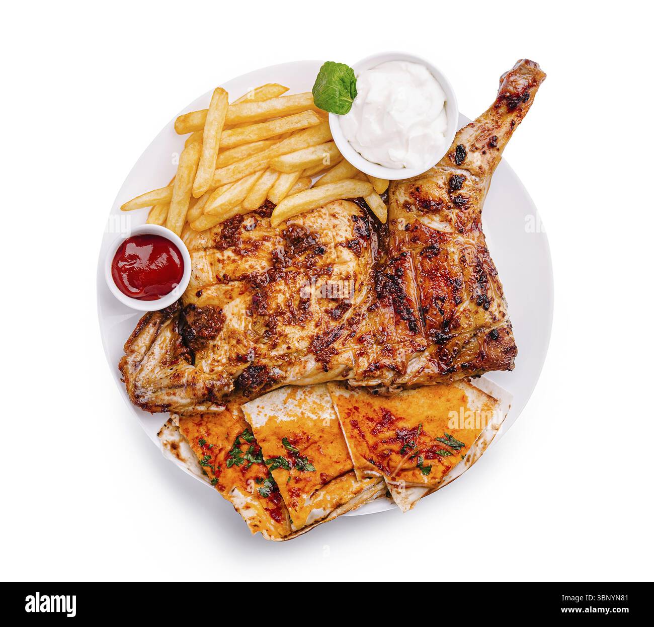 Cibo natura morta, Un piatto delizioso comprende pollo alla griglia, patatine fritte croccanti e quesadilla al formaggio accompagnata da salse, perfetto per un pranzo informale Foto Stock