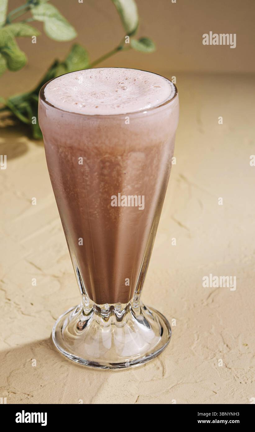 Caffè caldo con latte in una tazza di vetro Foto Stock