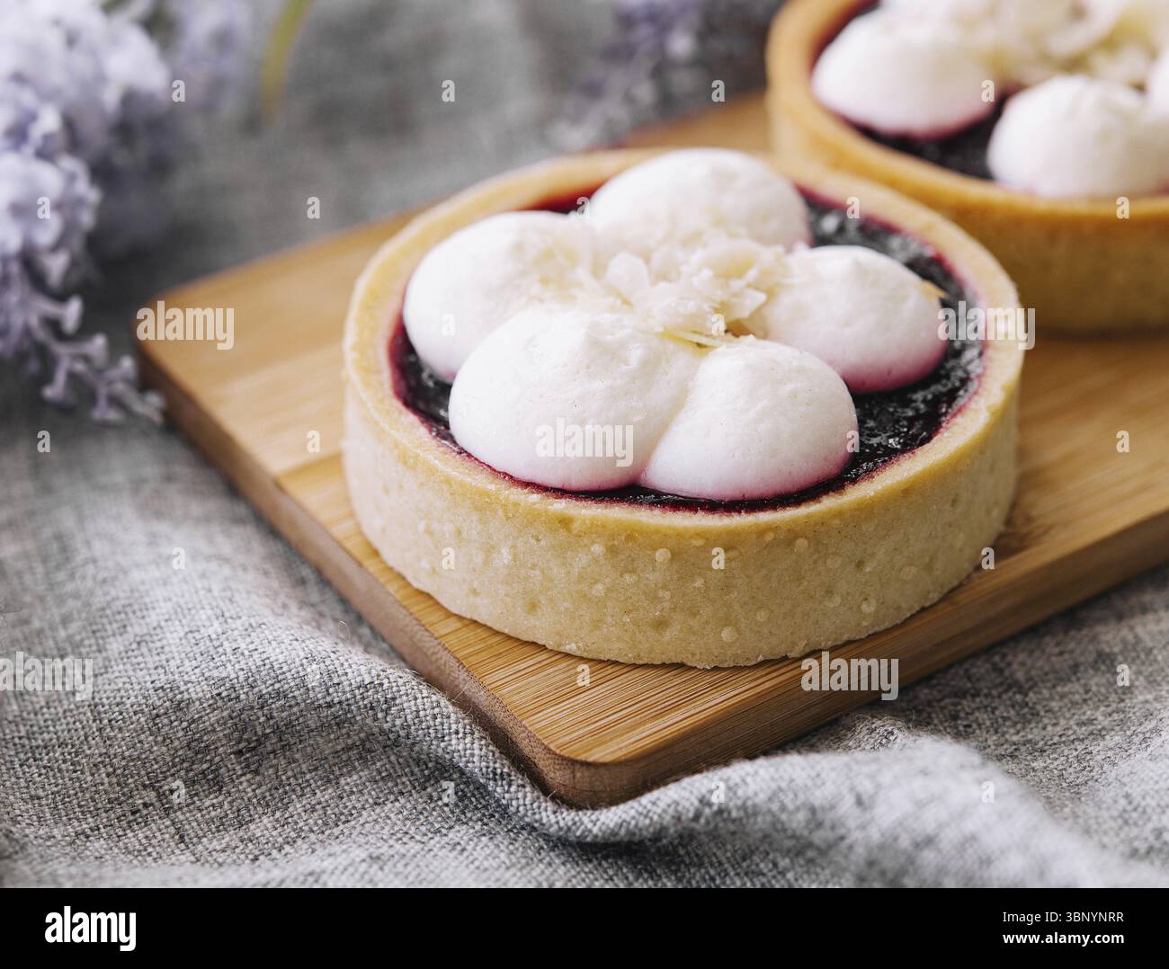 Natura morta alimentare, cestino di dessert con marmellata di mirtilli su vassoio di legno Foto Stock