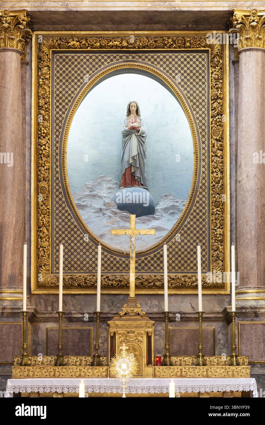 Bellissima statua della Vergine Maria a Eglise Saint Vincent de Paul, nell'antico centro di Blois in Francia, Blois, Frankrijk Foto Stock