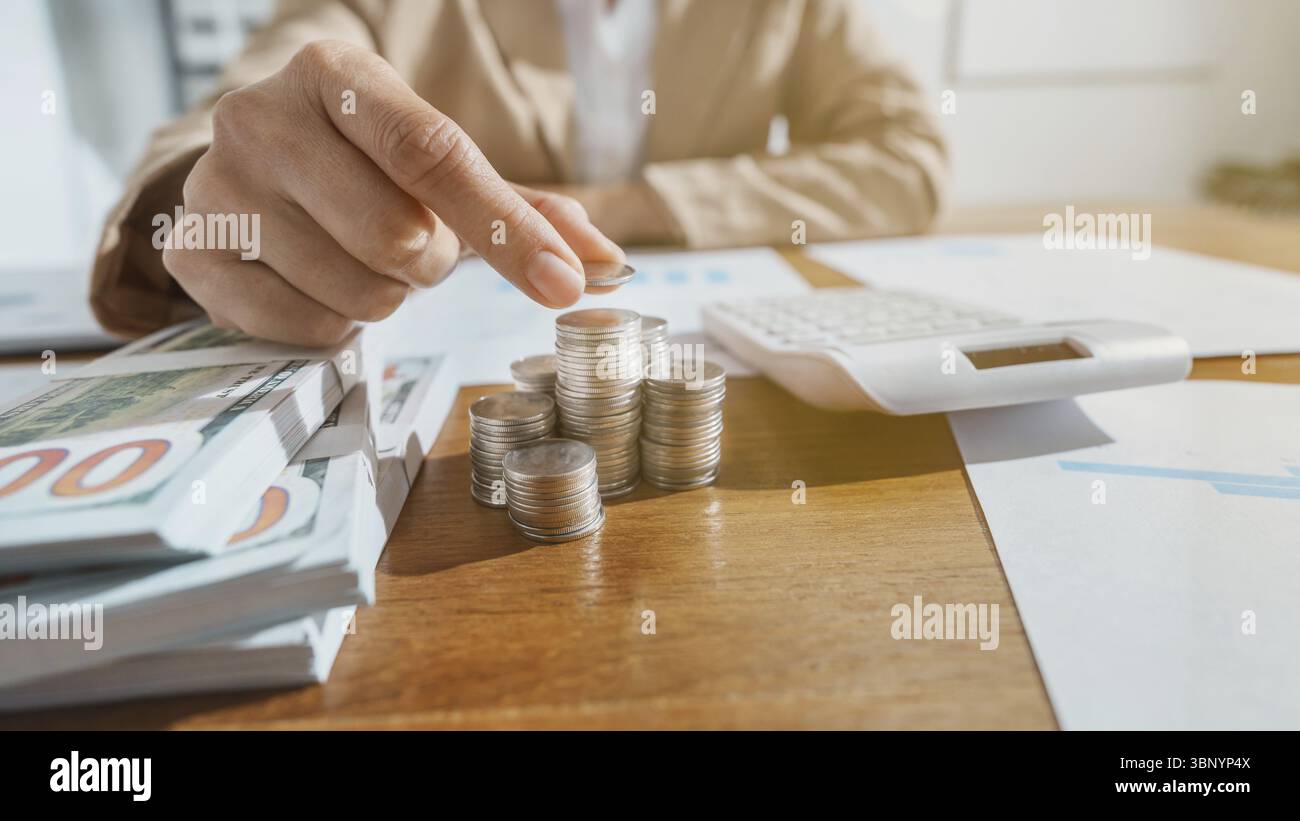 Donna con pila di monete. Concetto di risparmio economico in crescita. Risparmiare denaro mettendo a mano monete denaro pianificazione contabile Foto Stock