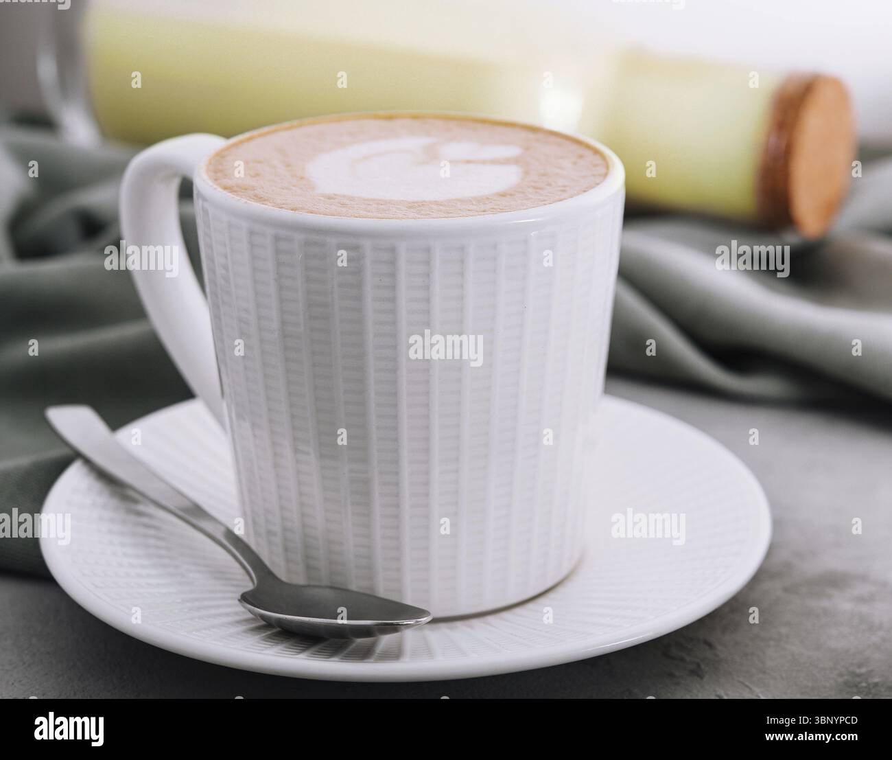 Food Still-Life, tazza di latte art a cuore da vicino Foto Stock