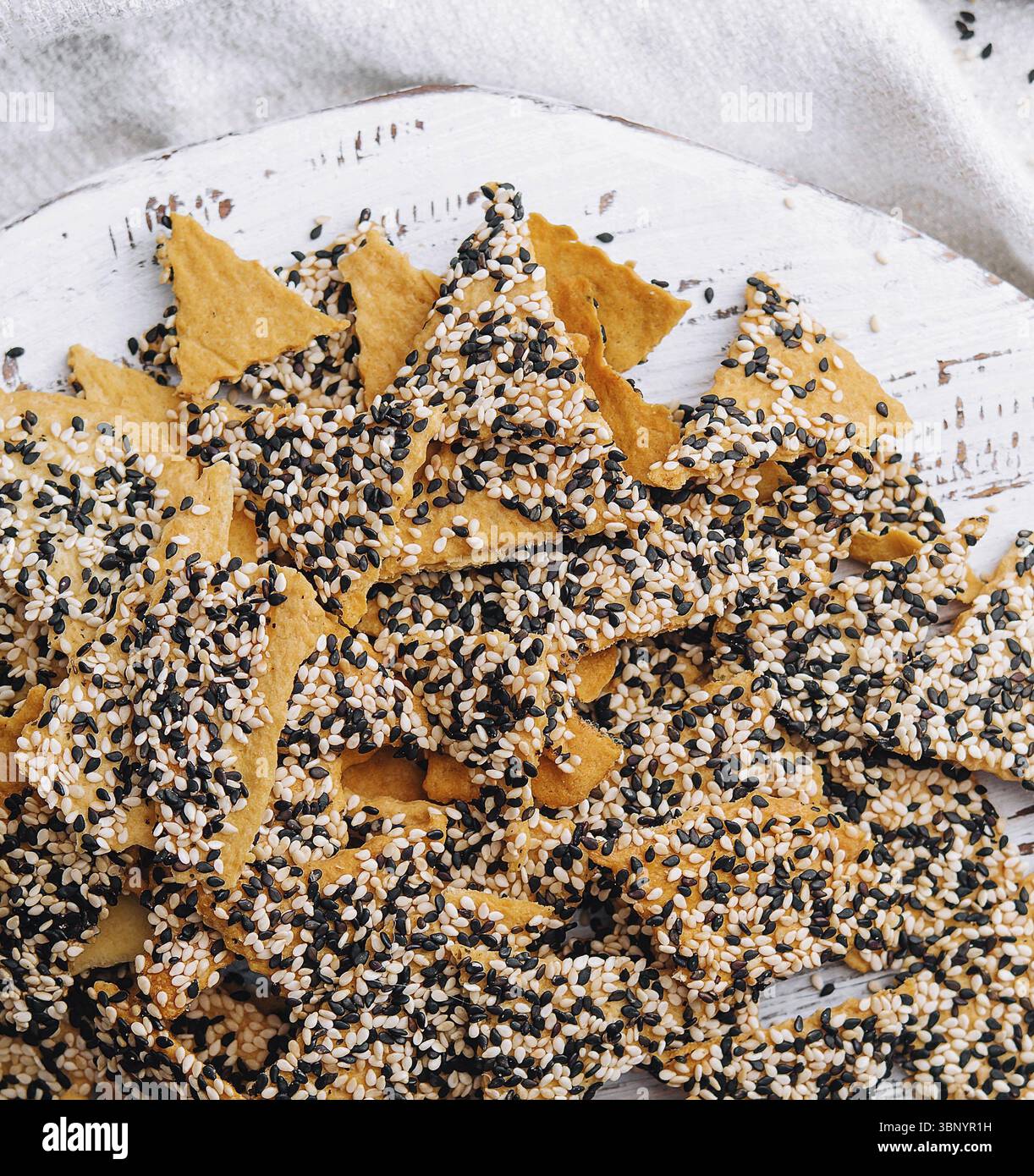Cibo natura morta, triangolo di tortilla salata con semi di chia sulla vista dall'alto Foto Stock