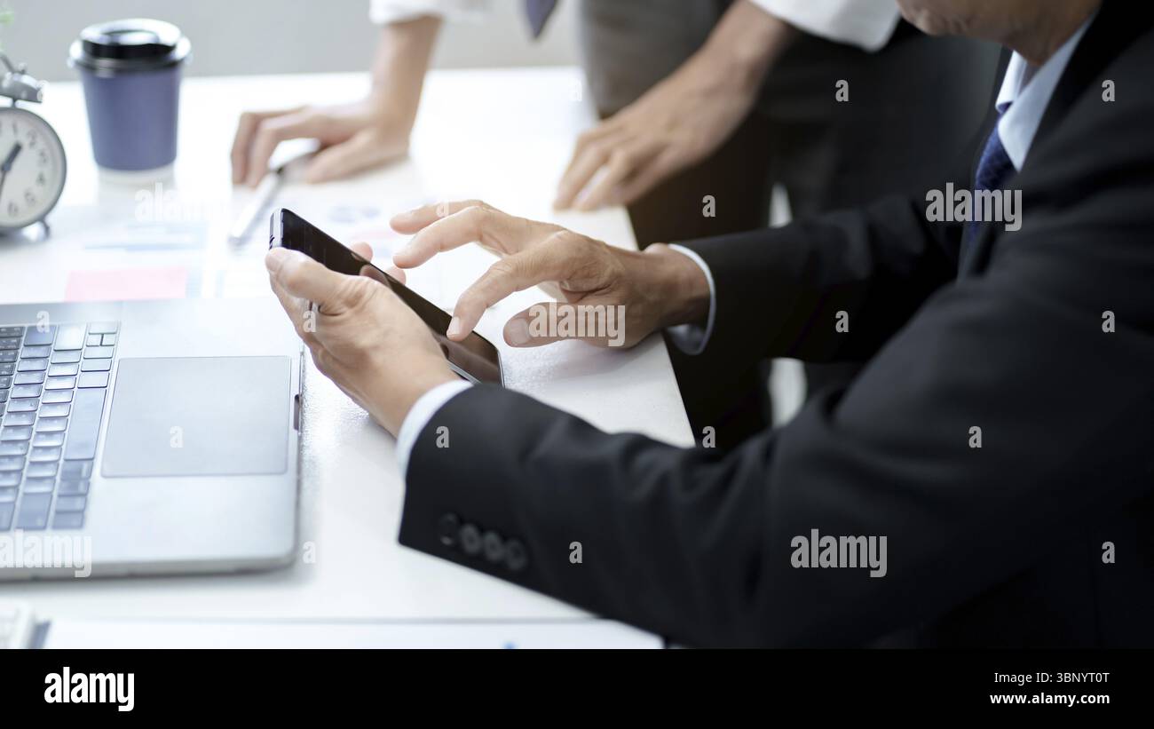 Analista aziendale che calcola i dati relativi al fatturato in ufficio Foto Stock