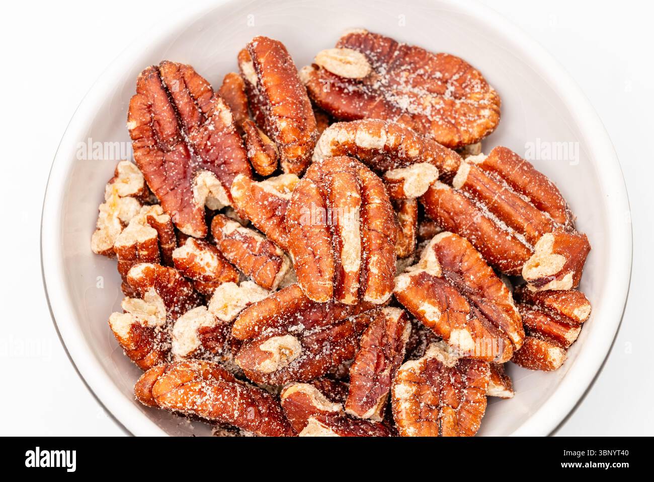 Dado pecan isolato. Le noci di pecan sono una ricca fonte di energia e contengono molti benefici nutrizionali. Noci pecan tostate. Foto Stock