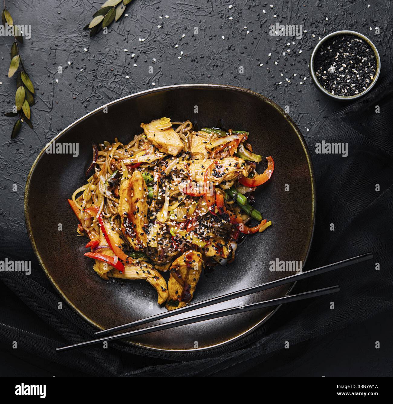 Cibo natura morta, appetitosa cucina asiatica pollo e verdure udon spaghetti wok Foto Stock