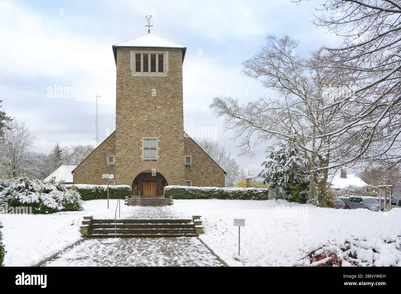 Bergisch Gladbach, Germania 21 novembre 2024: La Chiesa cattolica innevata di San Giuseppe nel distretto Bergisch Gladbach di Moitzfeld Foto Stock