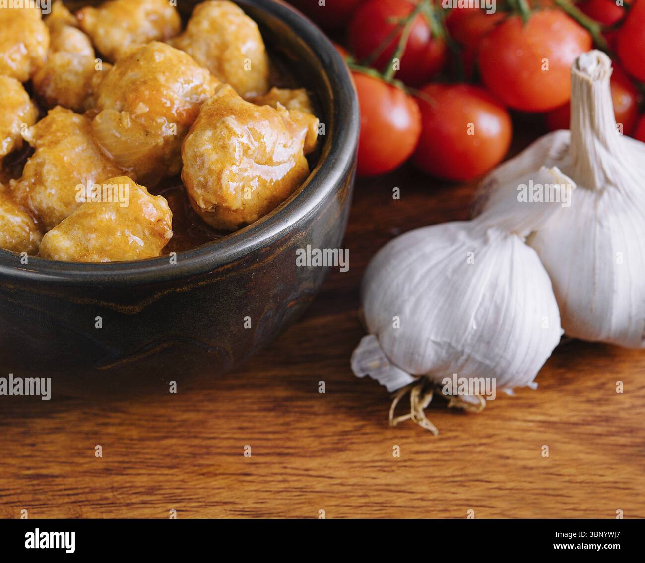 Natura morta, polpette di pollo fatte in casa in salsa di pomodoro Foto Stock