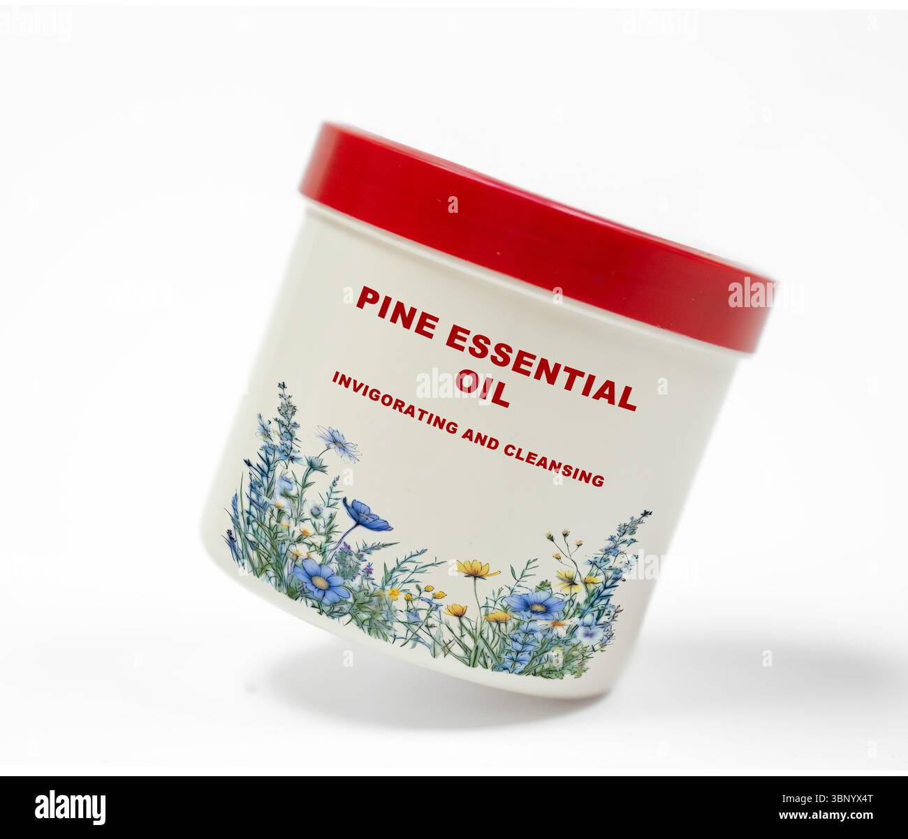 Olio essenziale di pino. Energizza il corpo, pulisce la mente e purifica la pelle con il suo profumo fresco e legnoso. Foto Stock