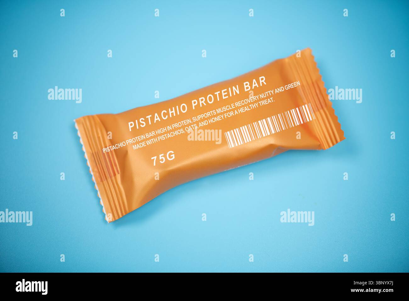 Barra proteica al pistacchio. Ricco di proteine, supporta il recupero muscolare Nutty e verde fatto con pistacchi, avena e miele per una cura sana. Foto Stock