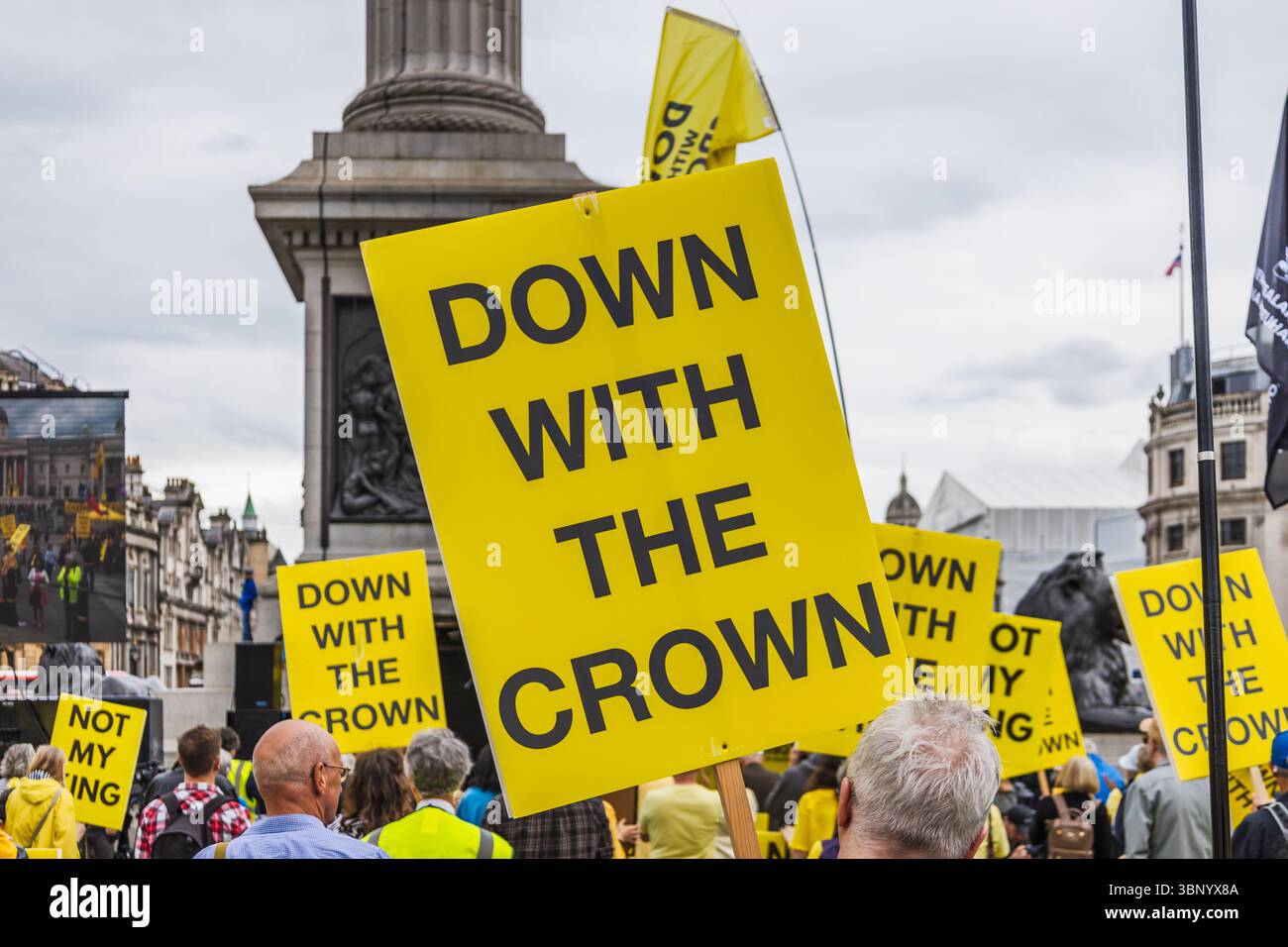 A TERRA CON LA CORONA Placard al London Anti Monarchy Protestation Rally. Londra, Regno Unito, 5 maggio 2024 Foto Stock
