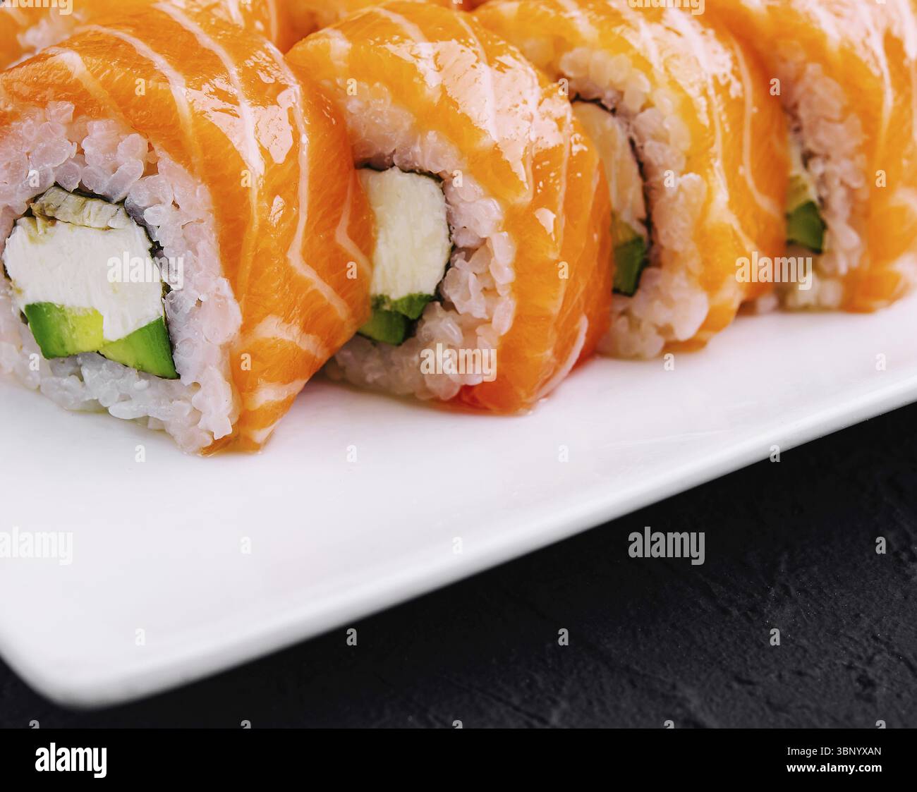 Sushi roll philadelphia con salmone da vicino Foto Stock