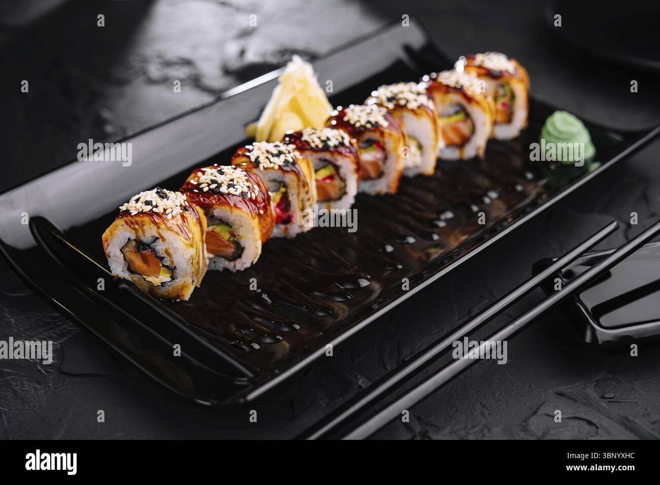 Food STILL-Life, sushi tradizionale canadese su piatto Foto Stock