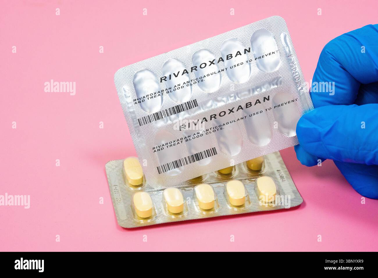 Pillole rivaroxaban. Anticoagulante usato per prevenire e trattare i coaguli di sangue. Foto Stock