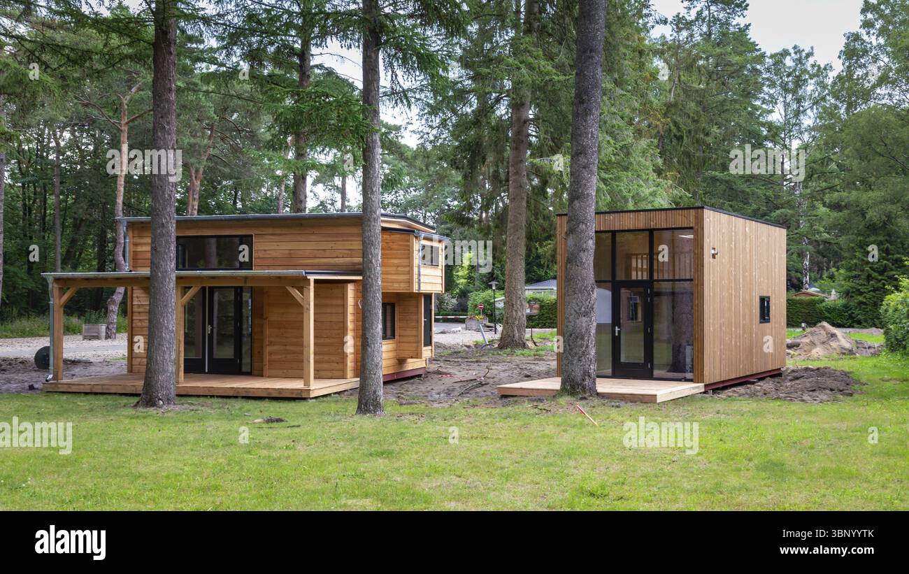 Beekbergen, Paesi Bassi, 21 giugno 2019: Piccola casa in legno in costruzione. Una nuova forma di filosofia vivente per ridurre l'impronta ecologica, Beekberge Foto Stock