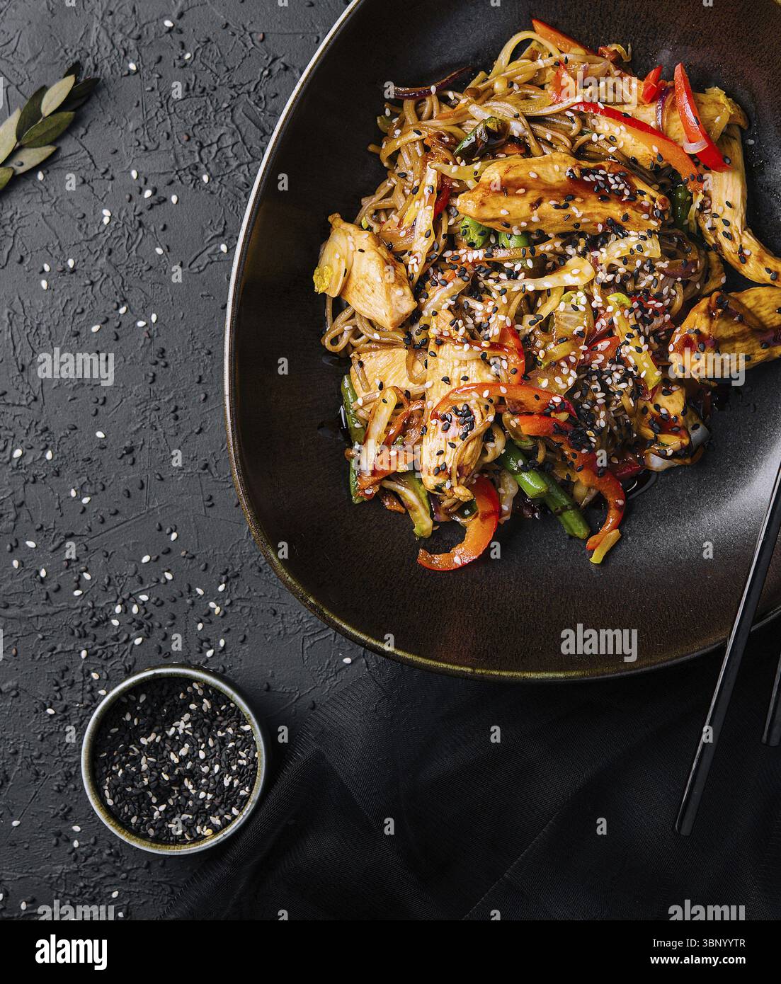 Cibo natura morta, appetitosa cucina asiatica pollo e verdure udon spaghetti wok Foto Stock