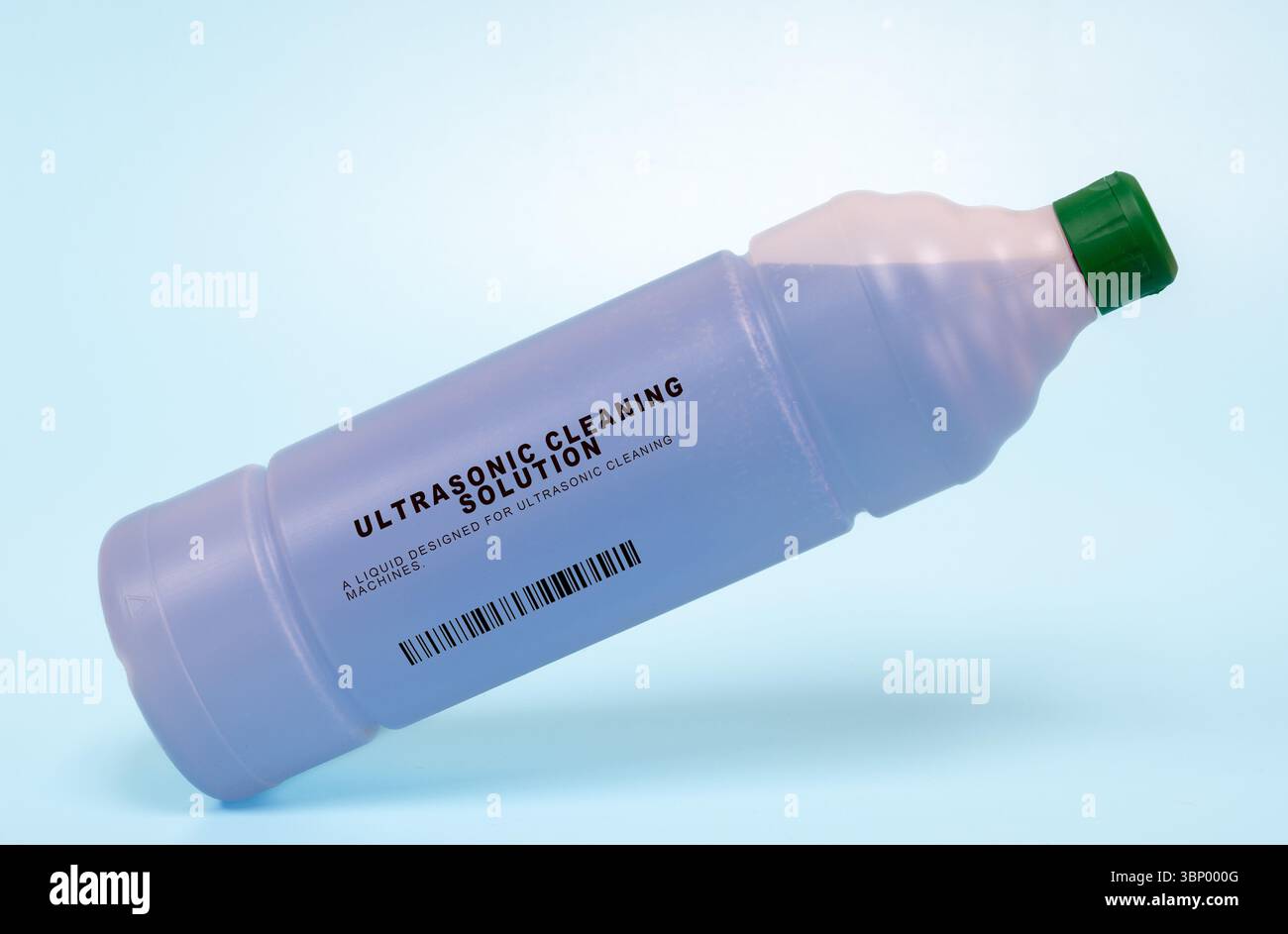 Soluzione detergente a ultrasuoni. Un liquido progettato per macchine per la pulizia a ultrasuoni. Utilizzato per pulire oggetti complessi come strumenti di precisione, componenti elettronici e gioielli creando vibrazioni ultrasoniche nel liquido detergente. Foto Stock