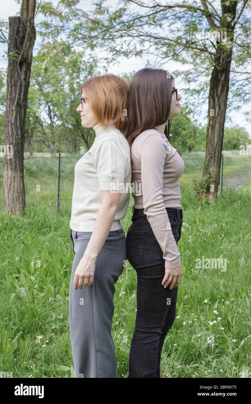 Madre e figlia in piedi di schiena Foto Stock