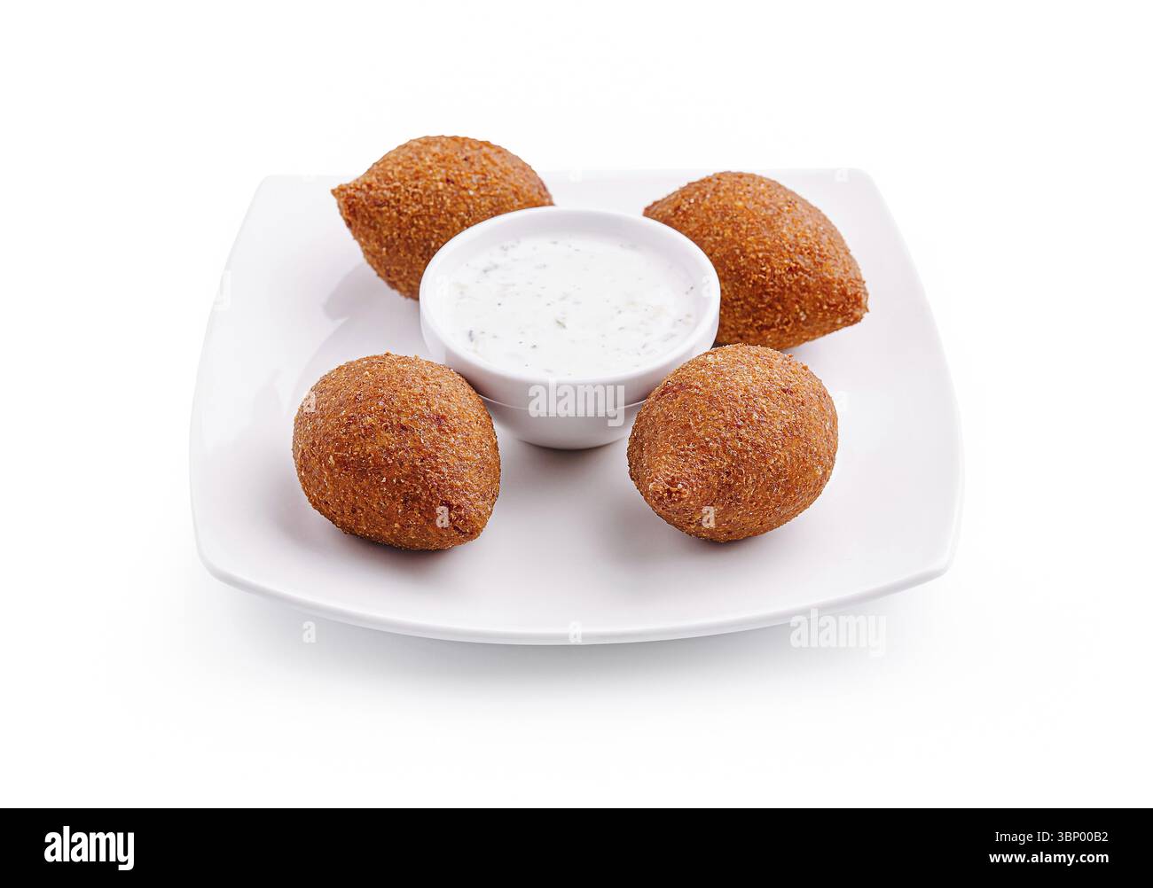 Cibo natura morta, quattro frittelle dorate poggiano su un piatto quadrato, accompagnate da una piccola ciotola di crema di yogurt. Questo piatto è perfetto per shari Foto Stock