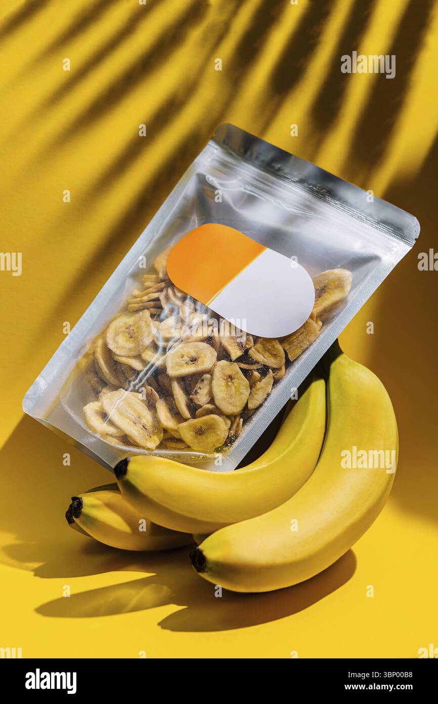Food Still-Life, confezione di patatine di banane biologiche sane essiccate Foto Stock
