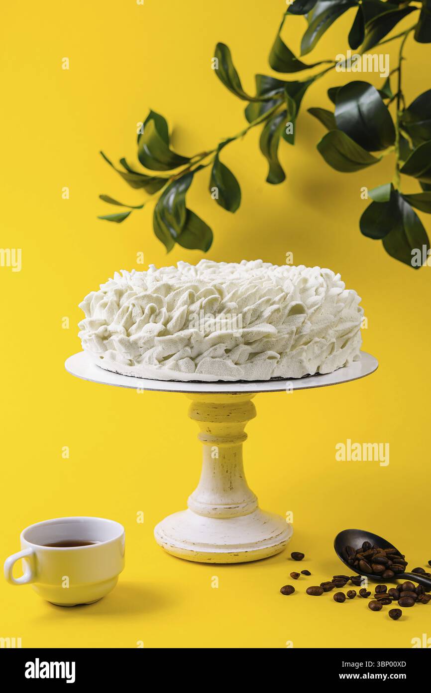 Natura morta alimentare, mousse di caffè con tazza di caffè su sfondo giallo Foto Stock