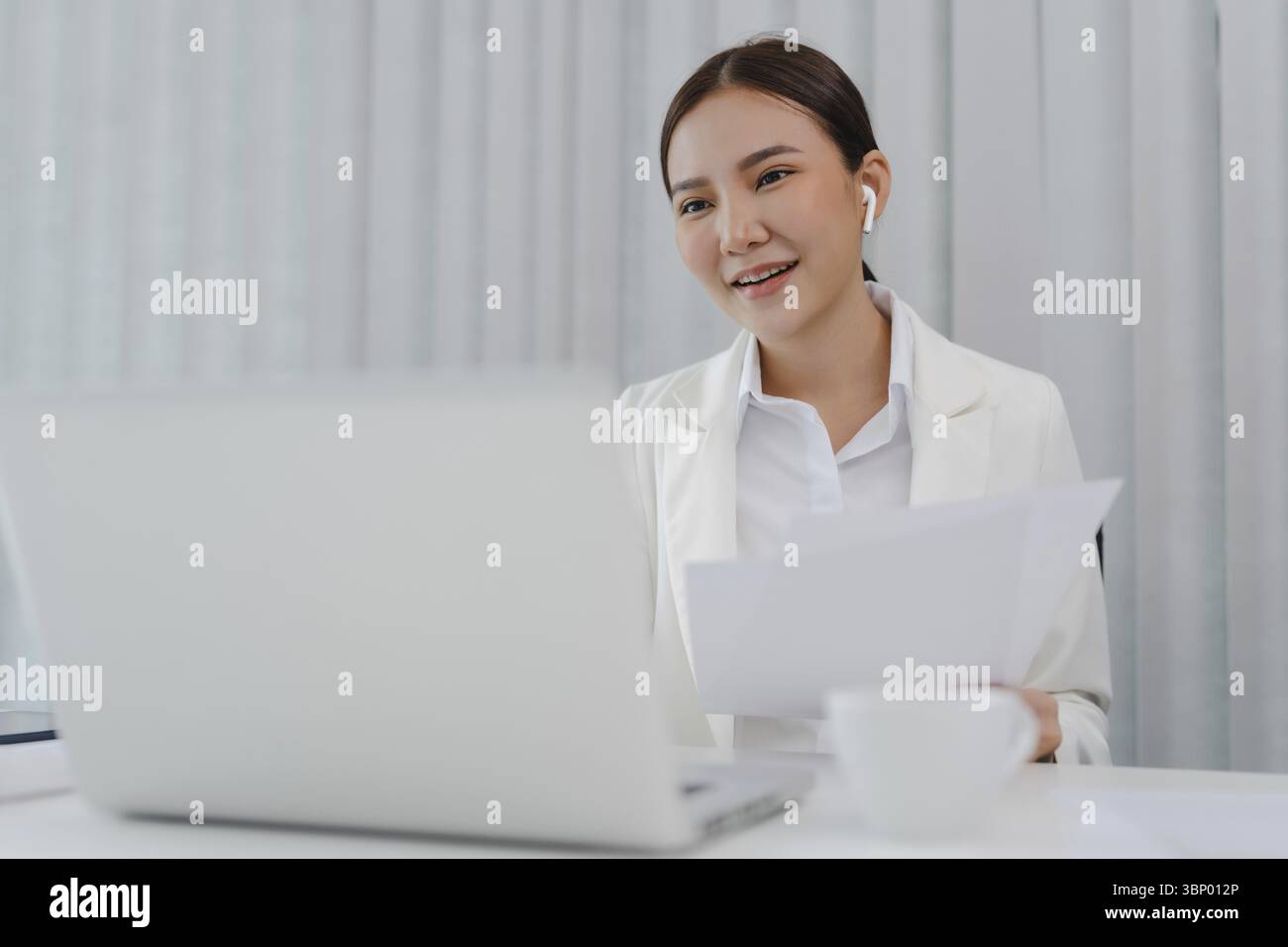 Avviare una giovane donna d'affari asiatica sicura di sé che lavora nella tecnologia di videoconferenza di gruppo webcam Foto Stock