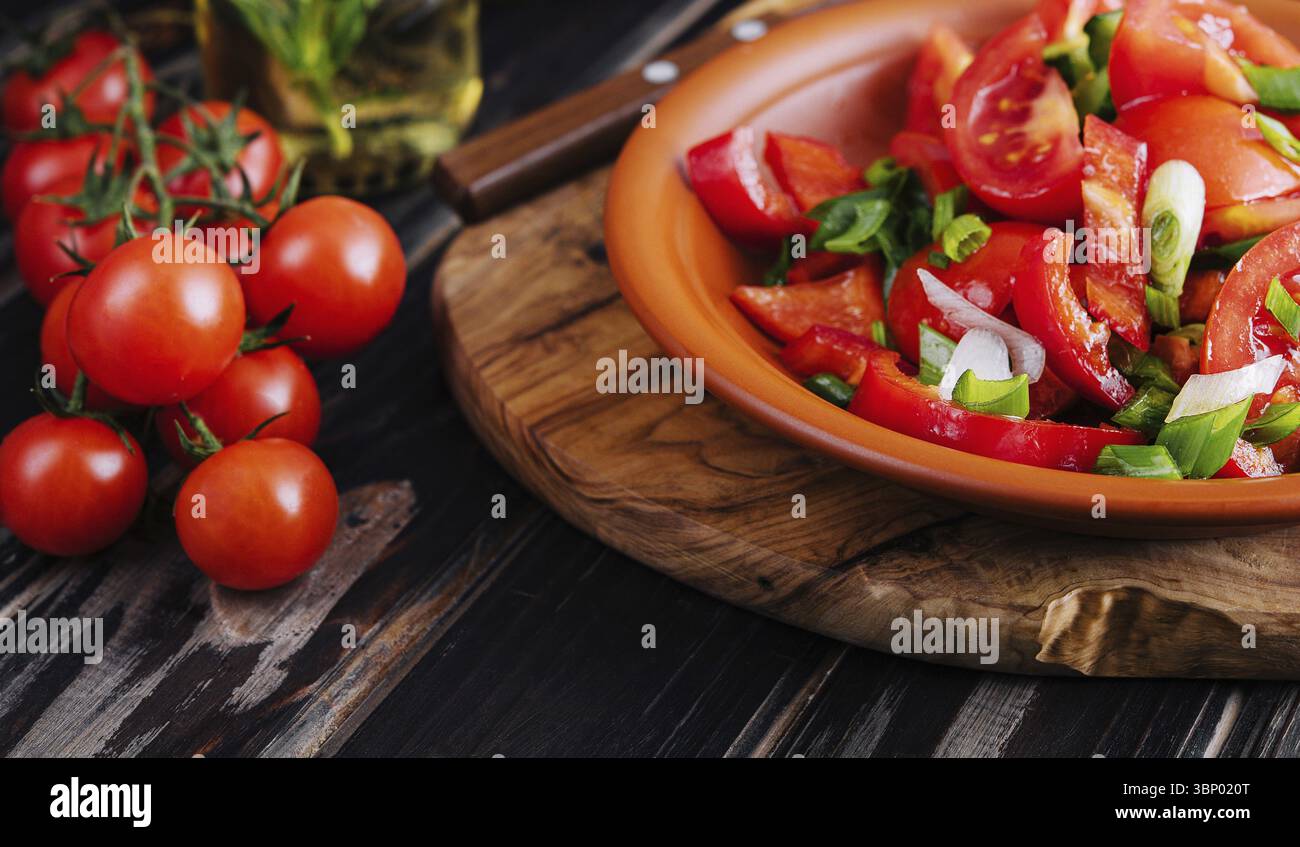 Natura morta, insalata di pomodoro con cetriolo, cipolla e prezzemolo Foto Stock