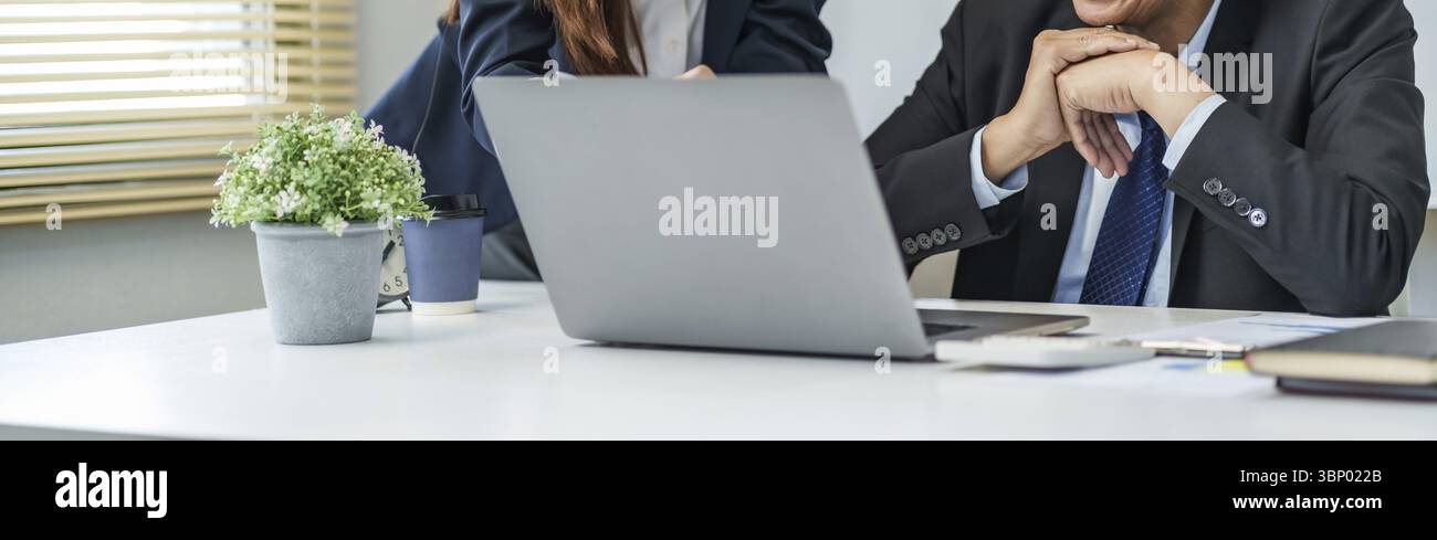 Analista aziendale che calcola i dati relativi al fatturato in ufficio Foto Stock