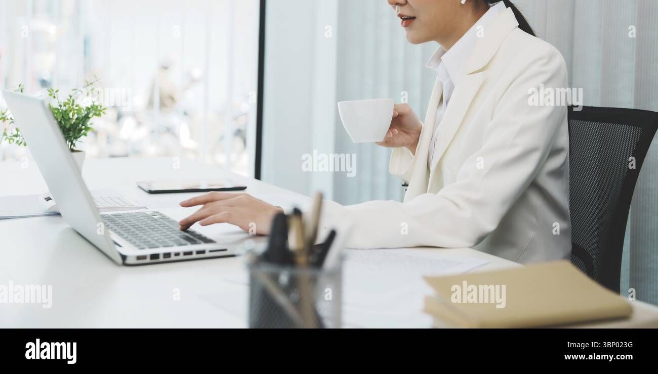 Avviare una giovane donna d'affari asiatica sicura di sé che lavora nella tecnologia di videoconferenza di gruppo webcam Foto Stock