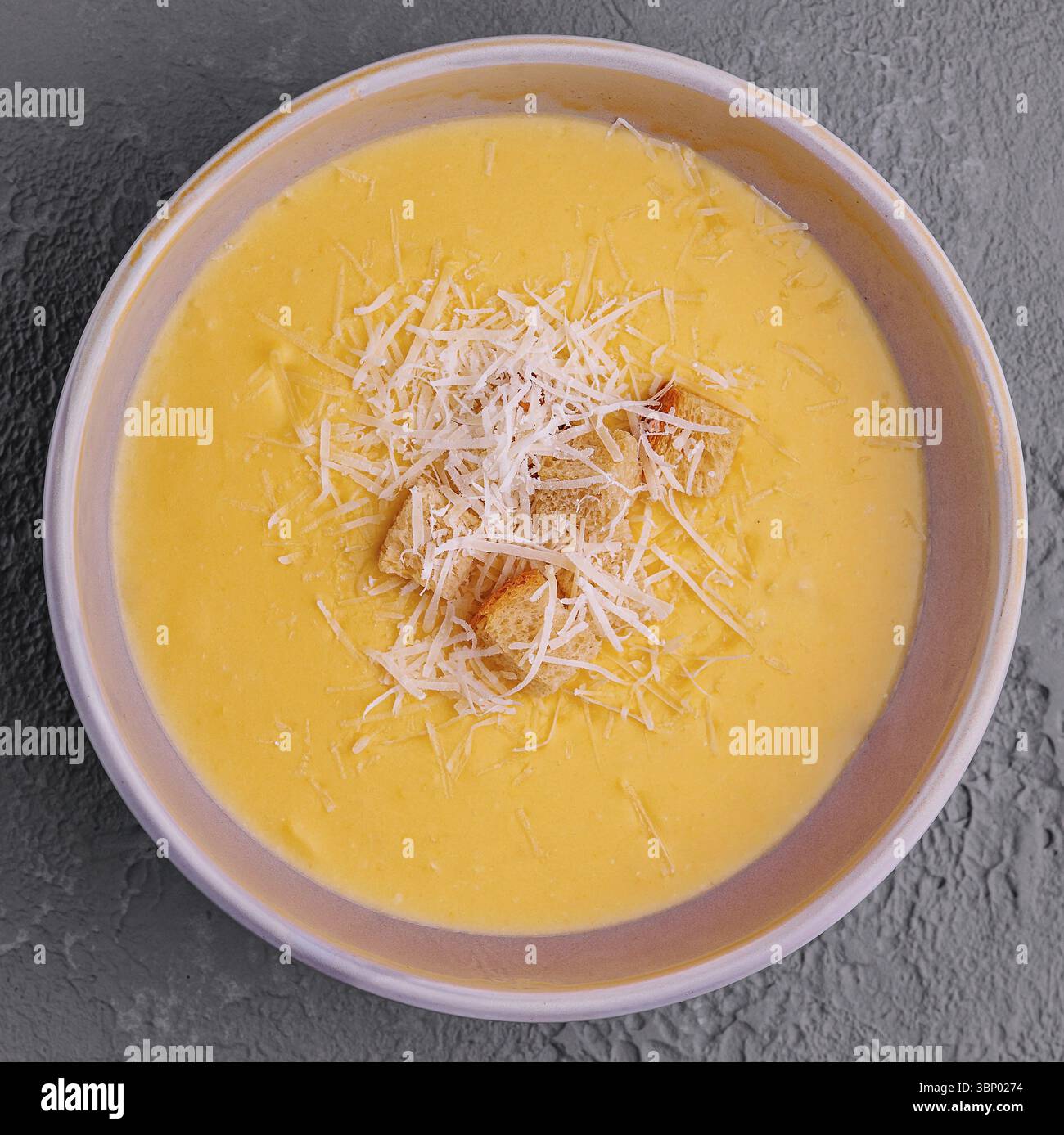 Cibo natura morta, piatto di zuppa di piselli servito con formaggio Foto Stock