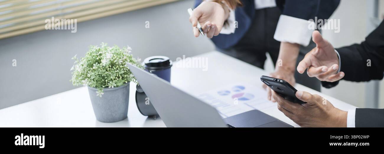 Analista aziendale che calcola i dati relativi al fatturato in ufficio Foto Stock