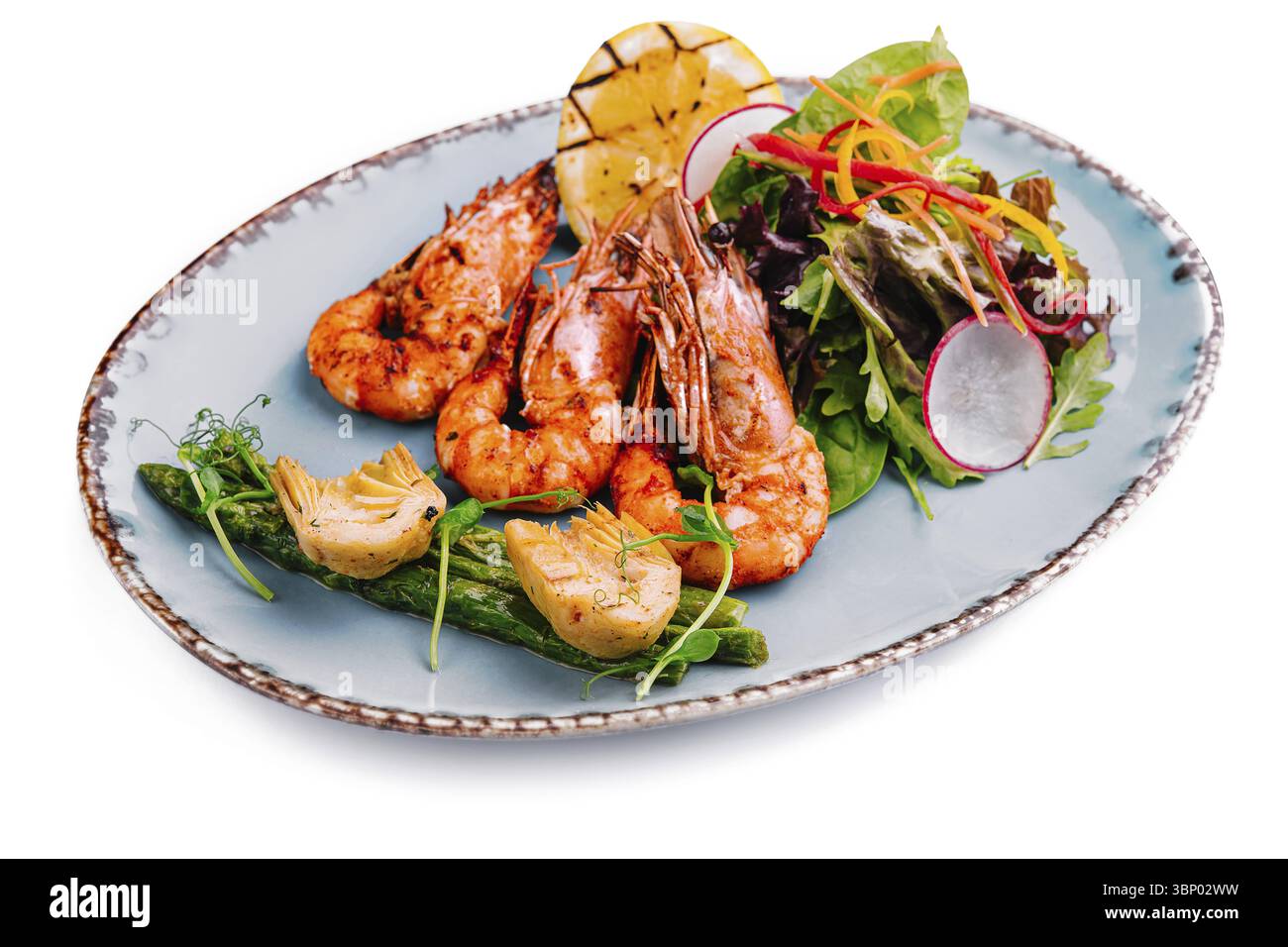 Natura morta, gamberi fritti con asparagi e carciofi Foto Stock