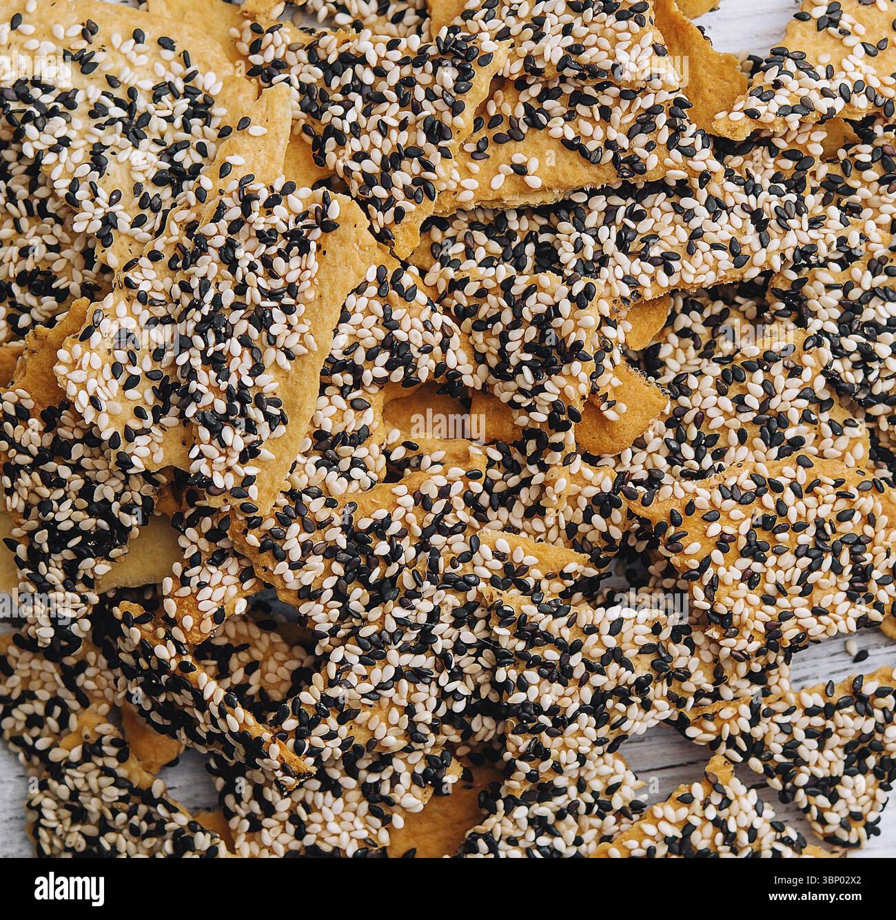 Cibo natura morta, triangolo di tortilla salata con semi di chia sulla vista dall'alto Foto Stock